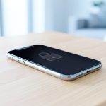 Smartphone moderne posé sur une table claire, avec un écran verrouillé affichant un discret cadenas dans une ambiance lumineuse et sécurisée.