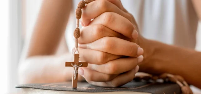Que signifie une croix gravée sur une médaille de baptême ? Que signifie une croix gravée sur une médaille de baptême ?